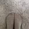 Getragene graue Socken