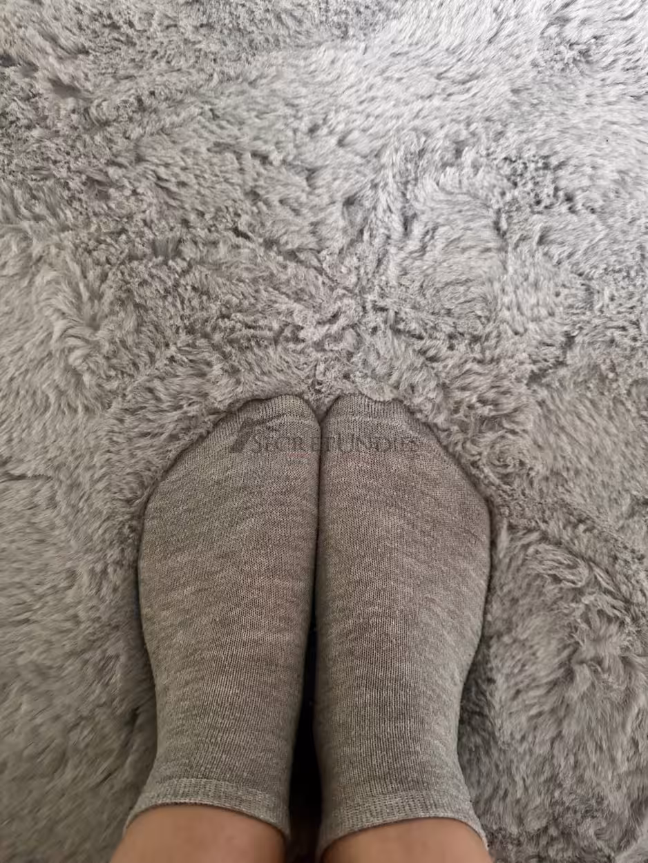 Getragene graue Socken – Bild 2