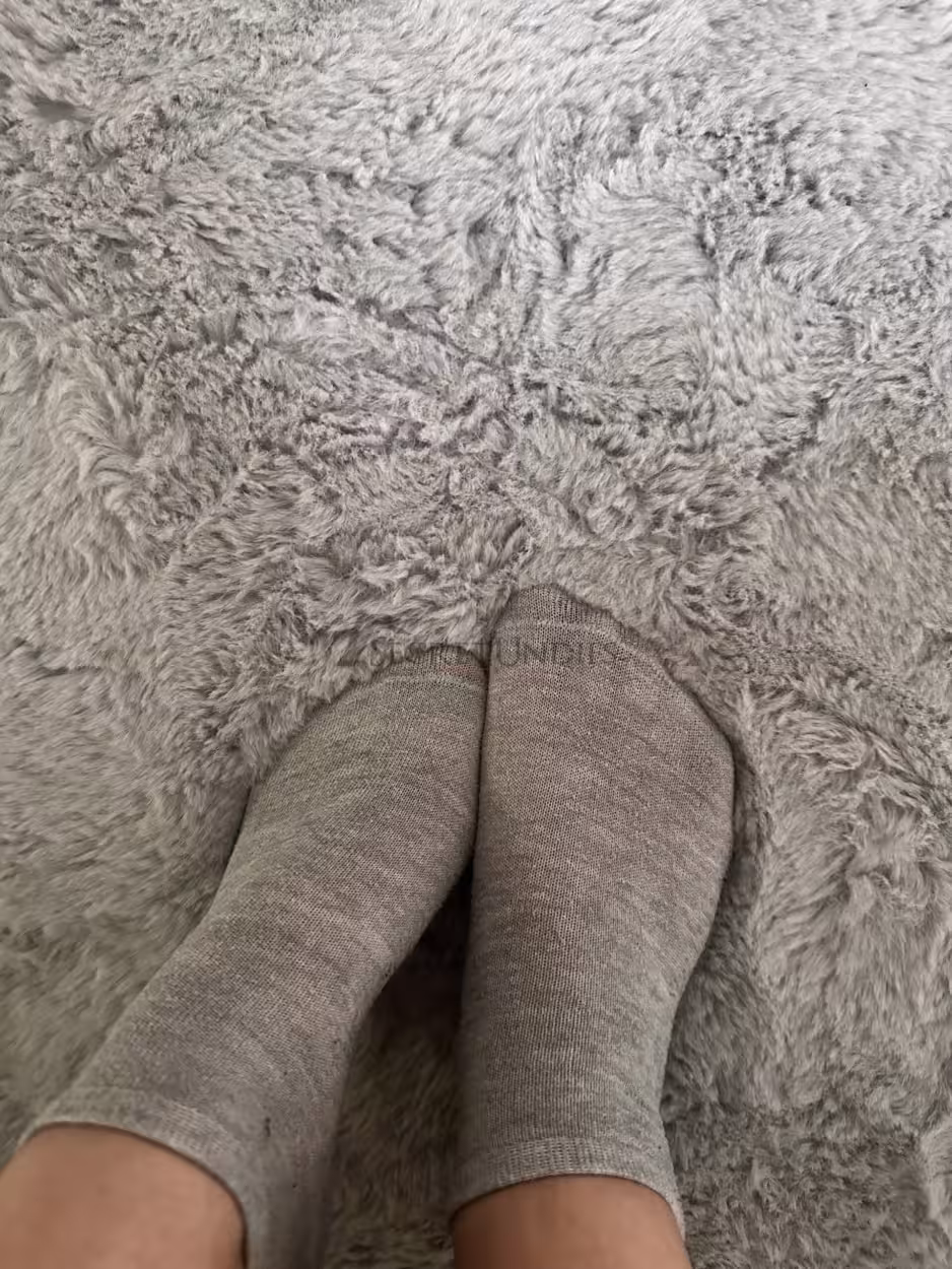 Getragene graue Socken – Bild 3