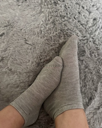 Getragene graue Socken