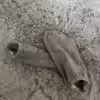 Getragene graue Socken
