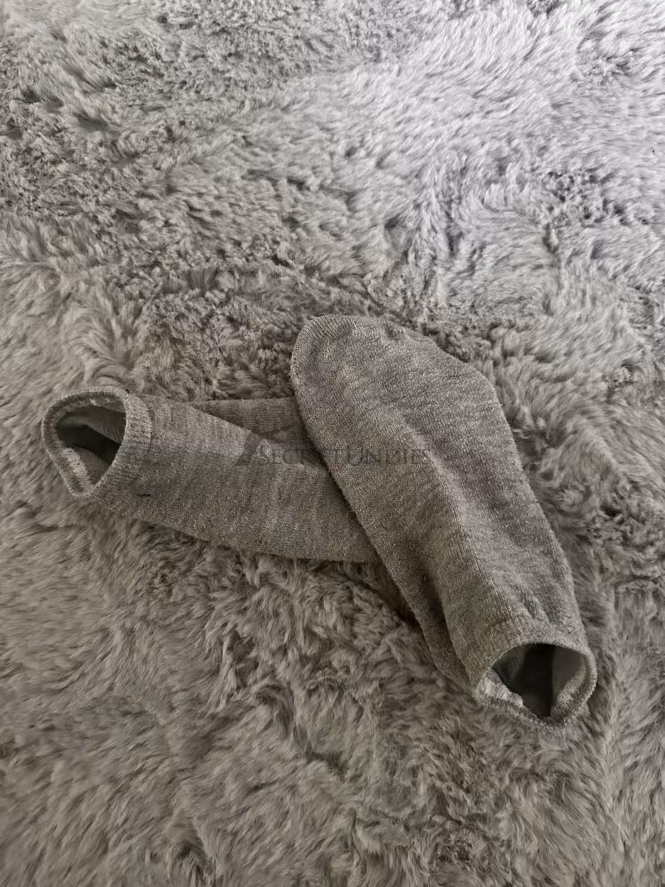 Getragene graue Socken – Bild 4