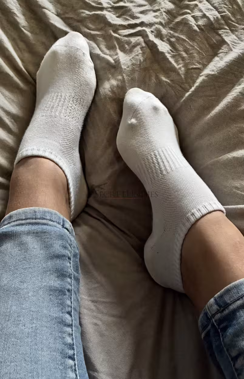 Weiße Sneaker-Socken aus meinem Alltag - frisch für dich getragen