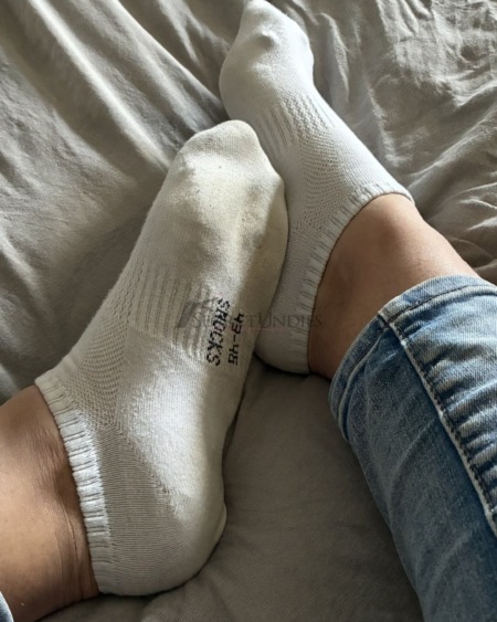 Weiße Sneaker-Socken aus meinem Alltag - frisch für dich getragen
