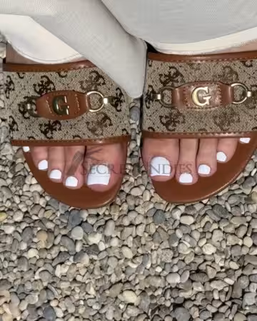 Kategorie getragene Jeans & Hosen kaufen 33 2 Jahre barfuß getragen: Meine originalen Guess Luxus-Sandalen ☀️🔥