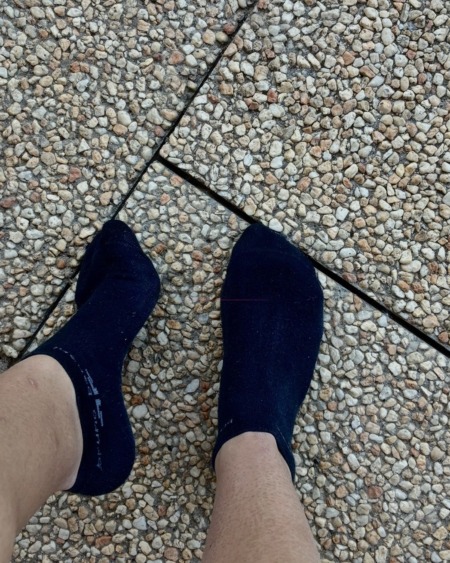 Schwarze Sneakersocken mehrere Tage extrem stark getragen