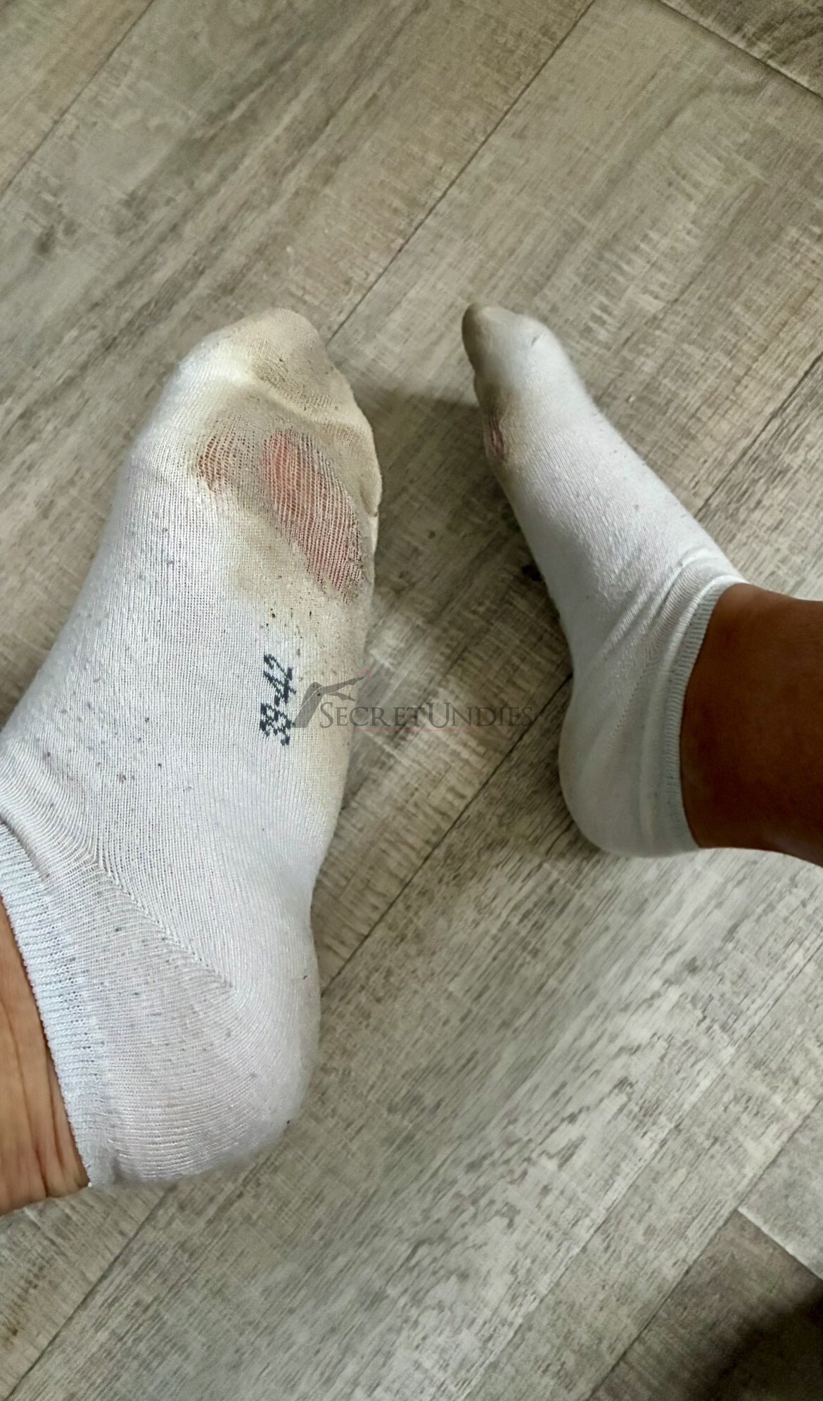 Used Sneakersocken - sehr intensiv riechend | 39-42 Damen | 2 Tage getragen | stark verschwitzt & kaputt getragen 2 Used Sneakersocken - sehr intensiv riechend | 39-42 Damen | 2 Tage getragen | stark verschwitzt & kaputt getragen – Bild 2