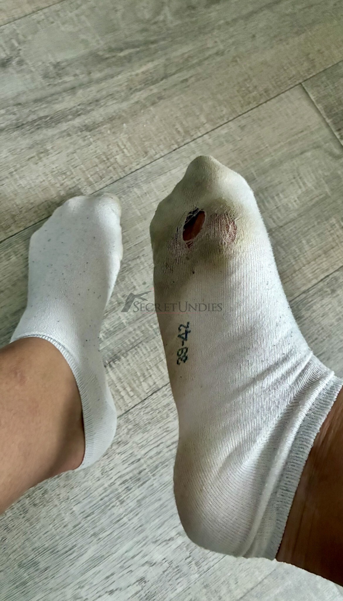Used Sneakersocken - sehr intensiv riechend | 39-42 Damen | 2 Tage getragen | stark verschwitzt & kaputt getragen 3 Used Sneakersocken - sehr intensiv riechend | 39-42 Damen | 2 Tage getragen | stark verschwitzt & kaputt getragen – Bild 3