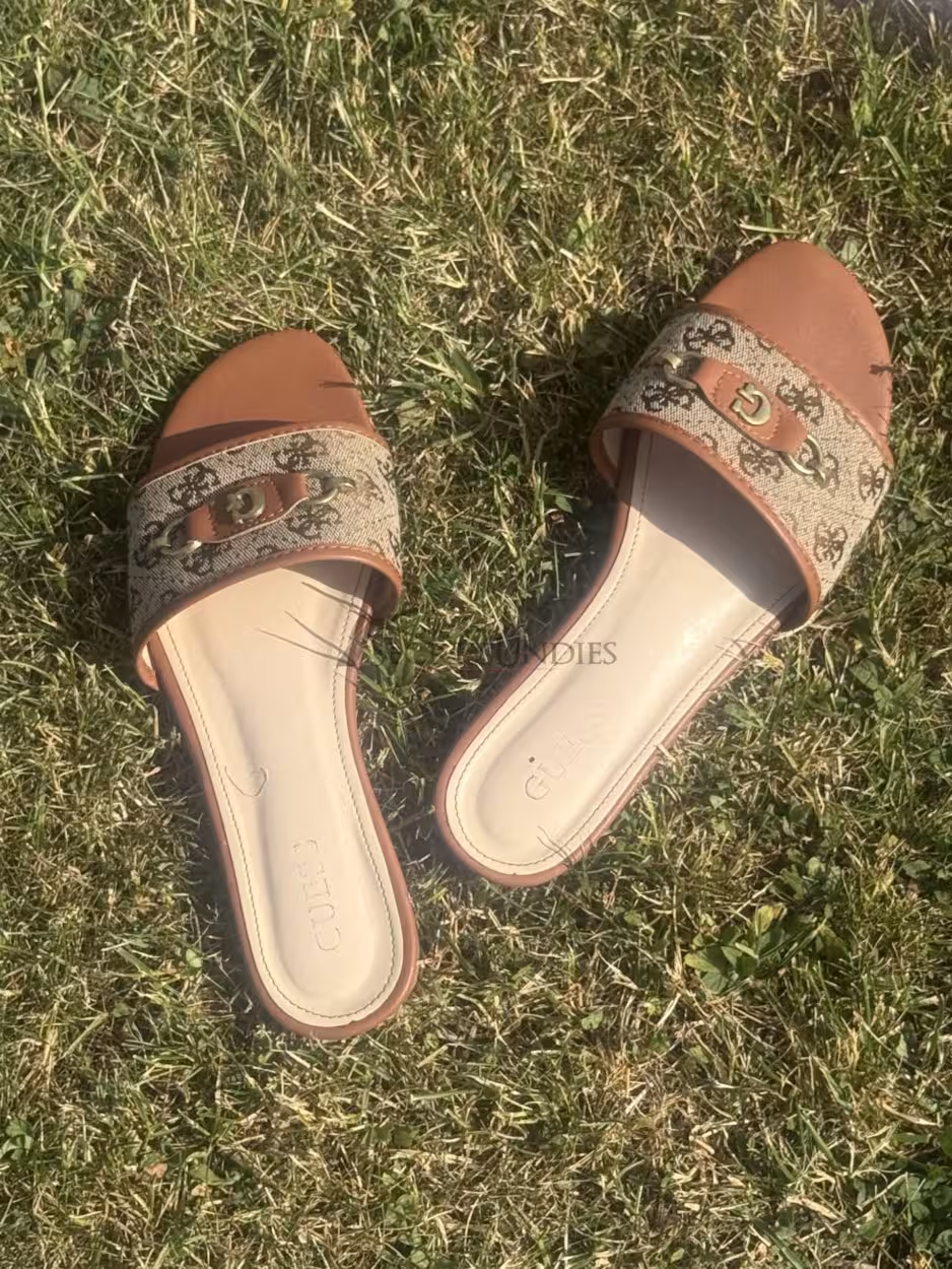 2 Jahre barfuß getragen: Meine originalen Guess Luxus-Sandalen ☀️🔥 2 2 Jahre barfuß getragen: Meine originalen Guess Luxus-Sandalen ☀️🔥 – Bild 3