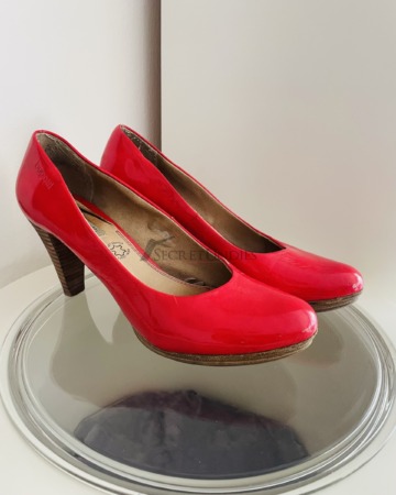 rote Pumps, getragen