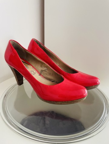 rote Pumps, getragen