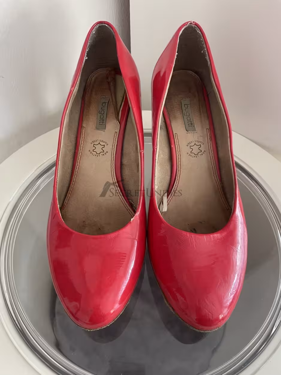 rote Pumps, getragen – Bild 2