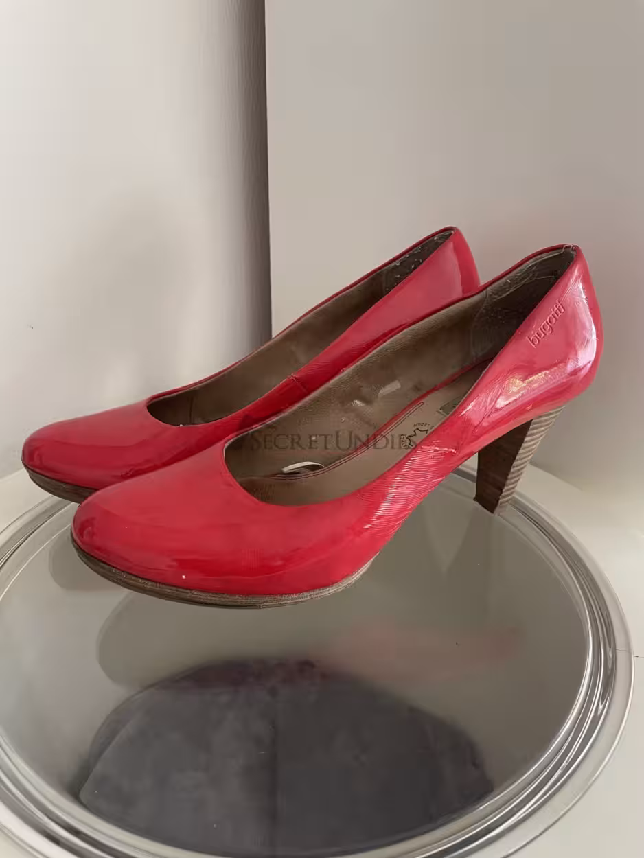 rote Pumps, getragen – Bild 3