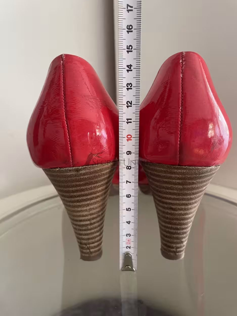 rote Pumps, getragen – Bild 5