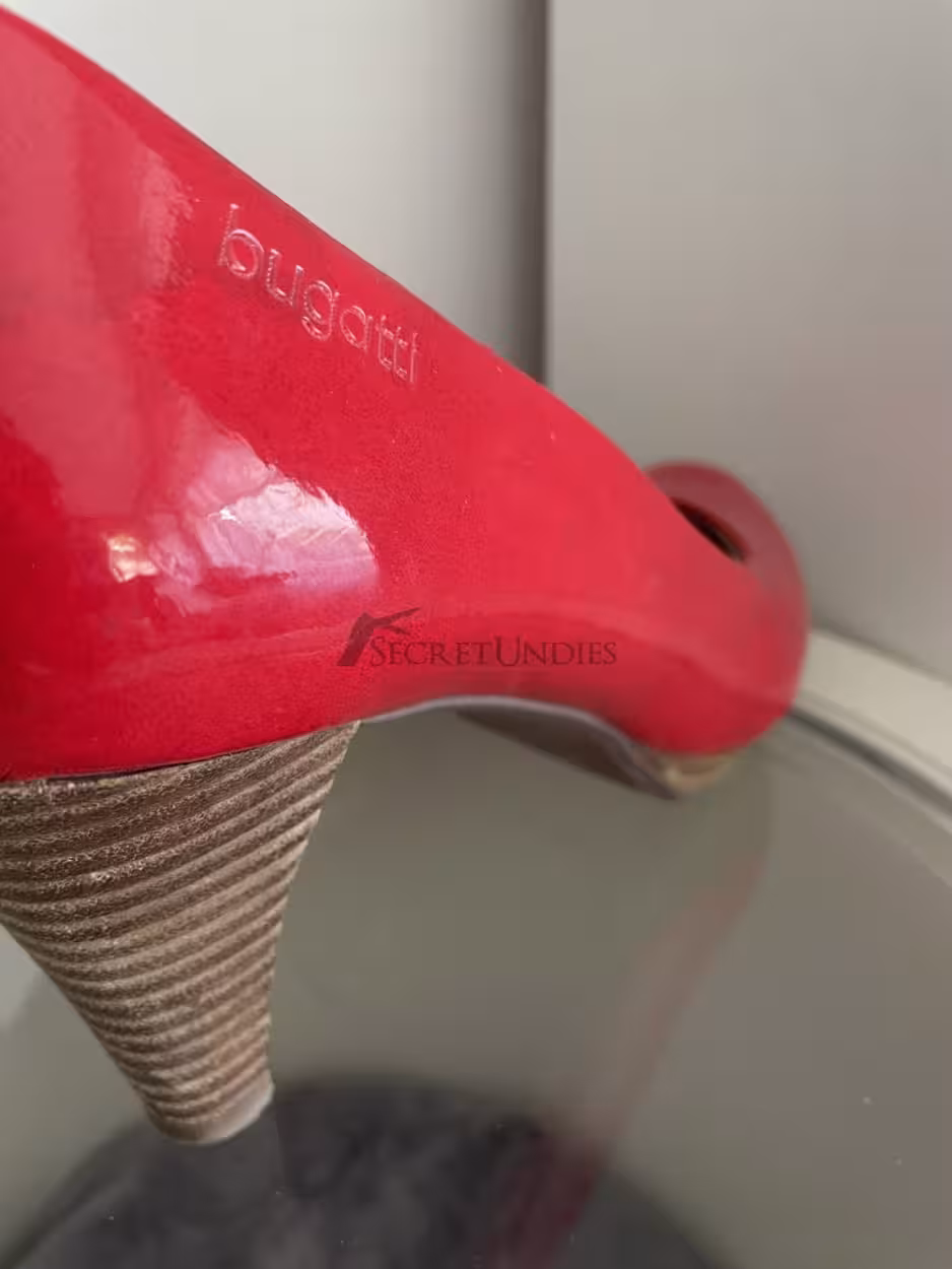 rote Pumps, getragen – Bild 6