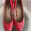 rote Pumps, getragen