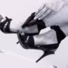 Schwarze High-Heels zum Binden