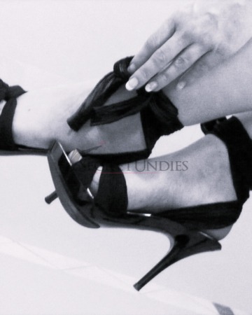 Schwarze High-Heels zum Binden