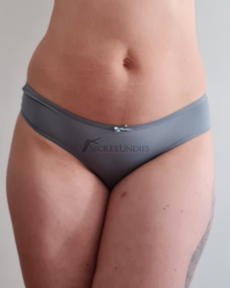 Cheeky Brazilian Slip 'Celine' beim Sport getragen Pastell Blau - Battle Tested