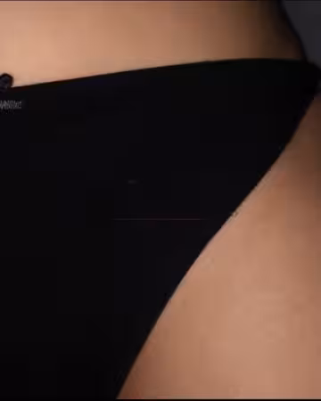 Kategorie getragene Jeans & Hosen kaufen 15 Schwarzer Tanga mit Masche- getragen