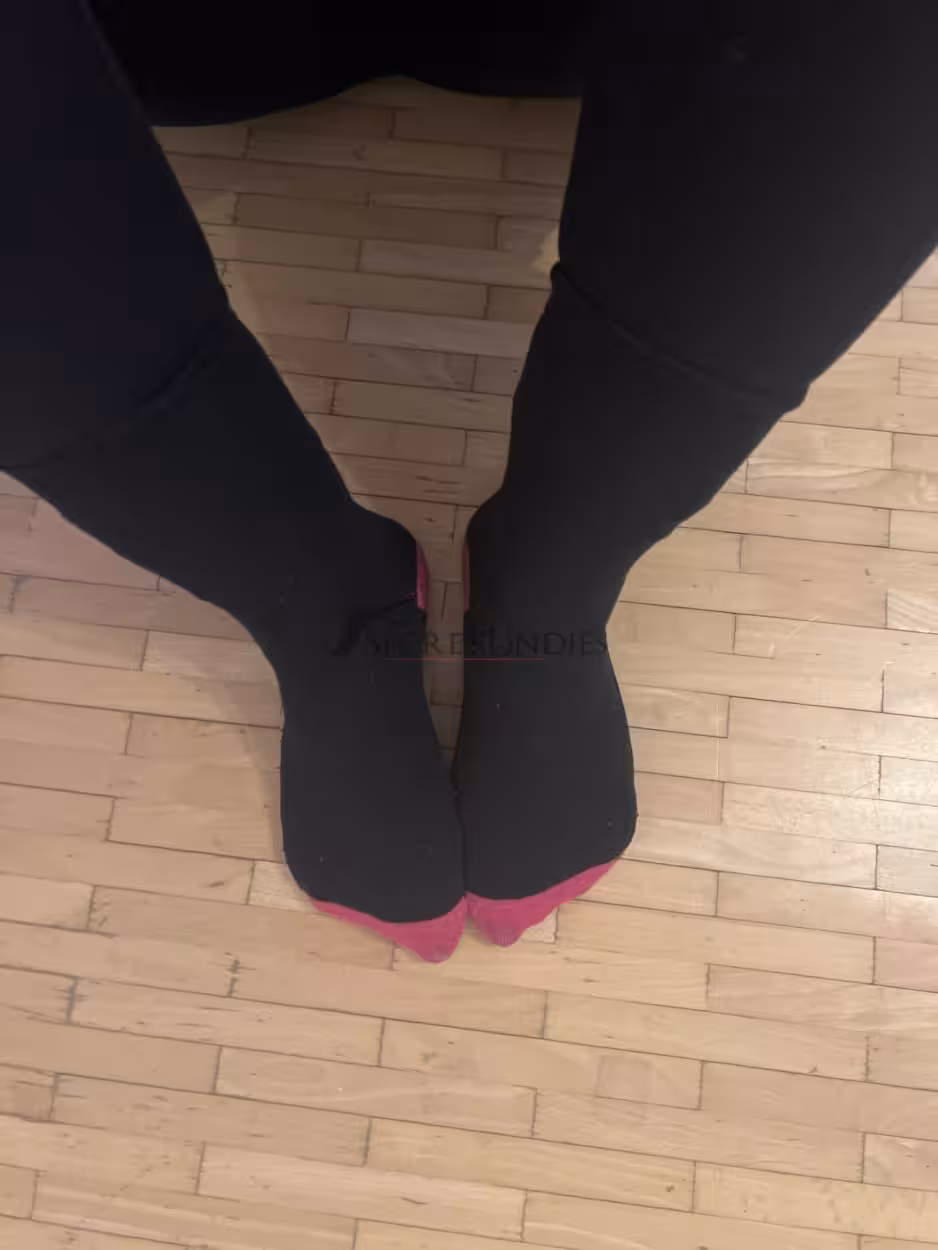 Verschieden farbige Socken - mind. 2 Tage getragen