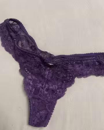Kategorie getragene Jeans & Hosen kaufen 23 Lila Spitzen- Tanga- 2 Tage getragen