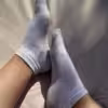 Weiße getragene Sneakersocken