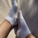 Weiße getragene Sneakersocken 4 Weiße getragene Sneakersocken