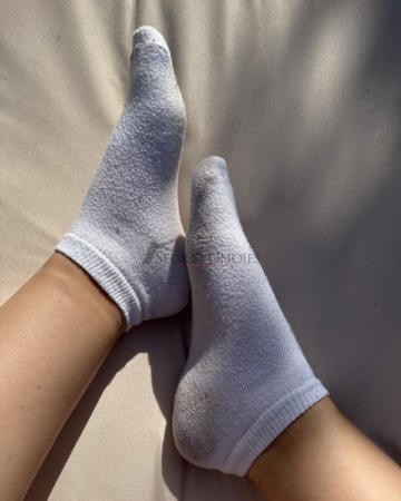 Weiße getragene Sneakersocken