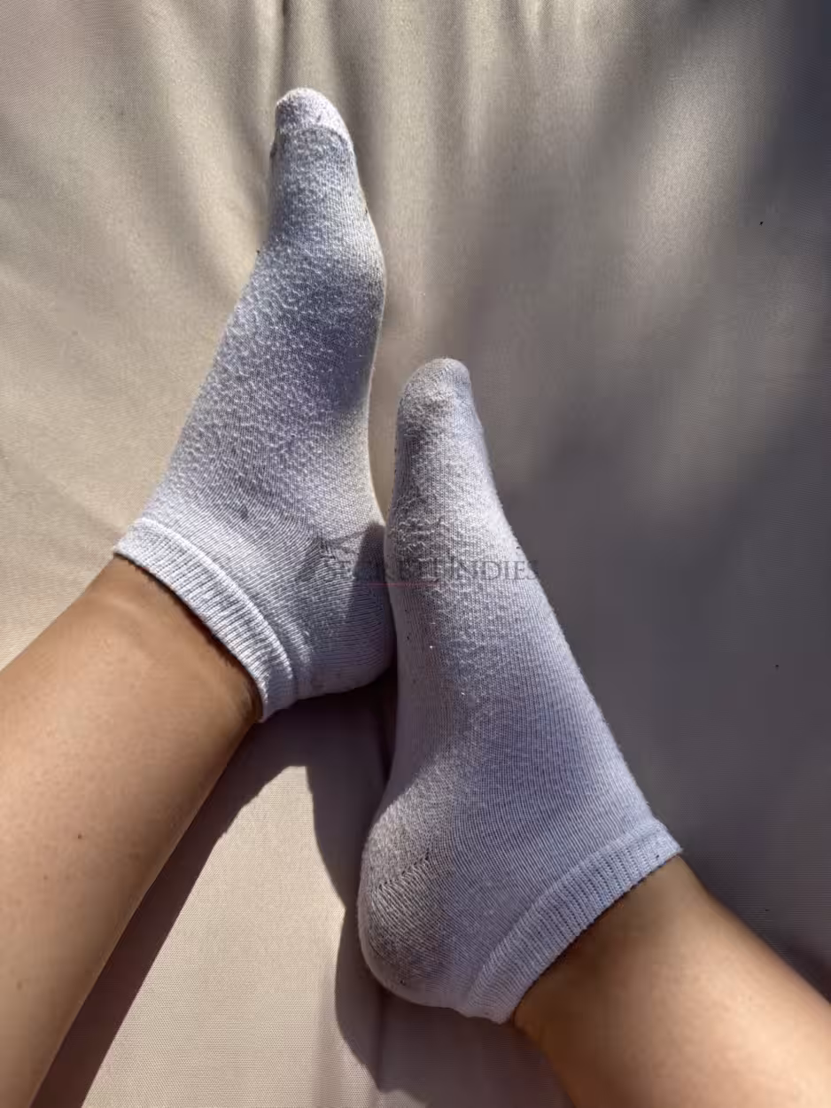 Weiße getragene Sneakersocken