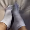 Weiße getragene Sneakersocken