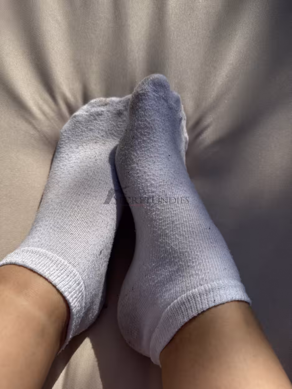Weiße getragene Sneakersocken – Bild 2