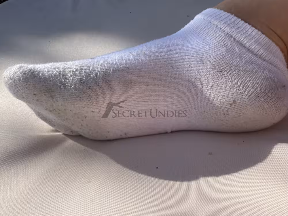 Weiße getragene Sneakersocken – Bild 3