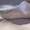 Weiße getragene Sneakersocken