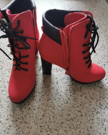 Rote Stiefel
