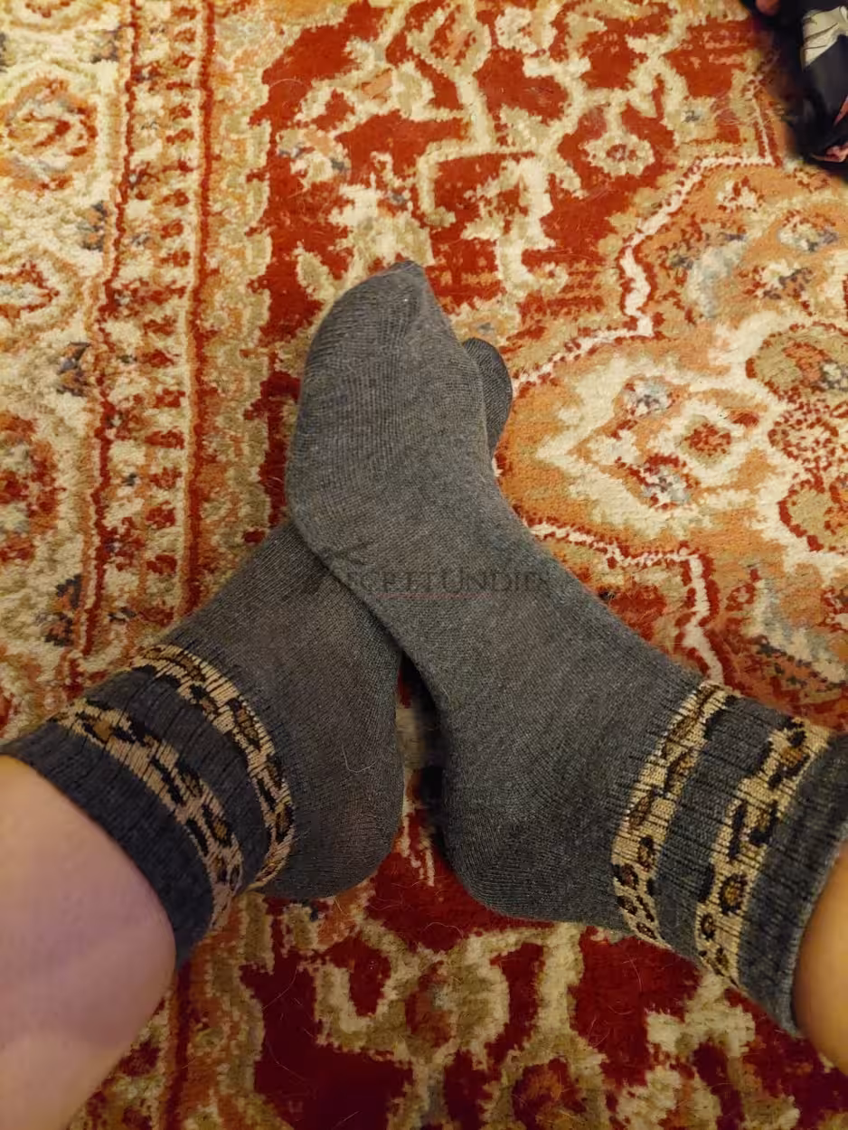 Graue Söckchen mit Leo-Akzenten am Bund – Bild 3