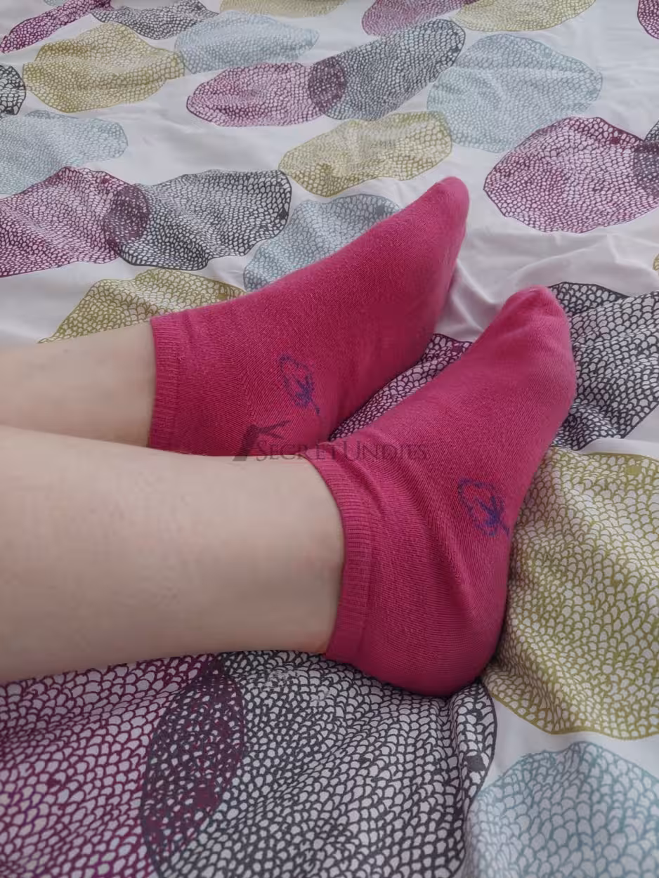 Pinke Sportsocken, drei Mal getragen – Bild 3