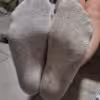 Weiße getragene Sneakersocken