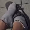 Weiße getragene Sneakersocken