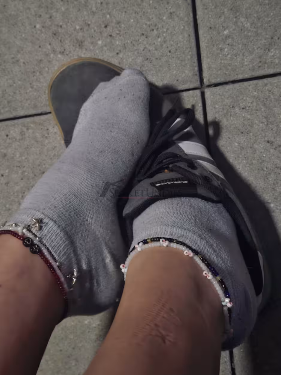 Weiße getragene Sneakersocken 3 Weiße getragene Sneakersocken – Bild 3