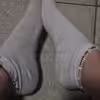 Weiße getragene Sneakersocken