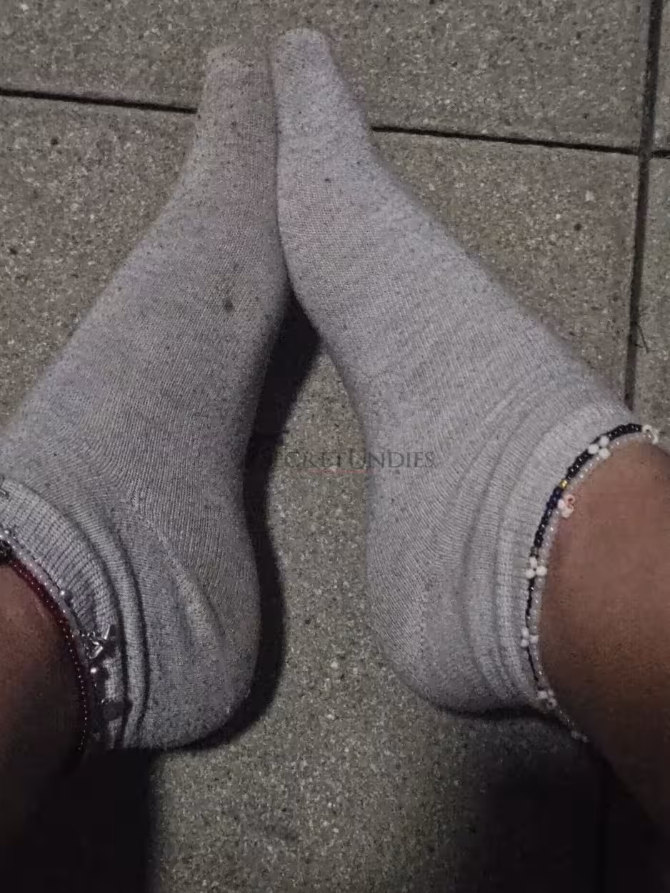 Weiße getragene Sneakersocken 2 Weiße getragene Sneakersocken – Bild 2