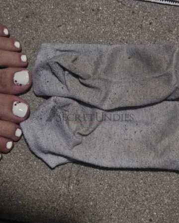 Weiße getragene Sneakersocken