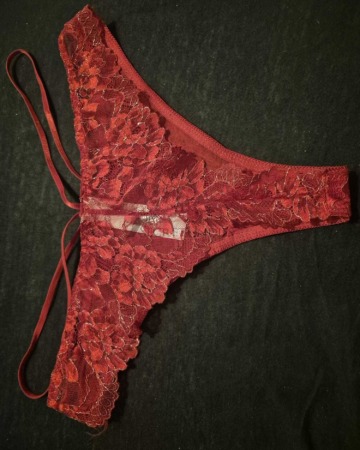 Roter sexy Tanga 2 Tage getragen auch bei Mastubation mit Tragespuren