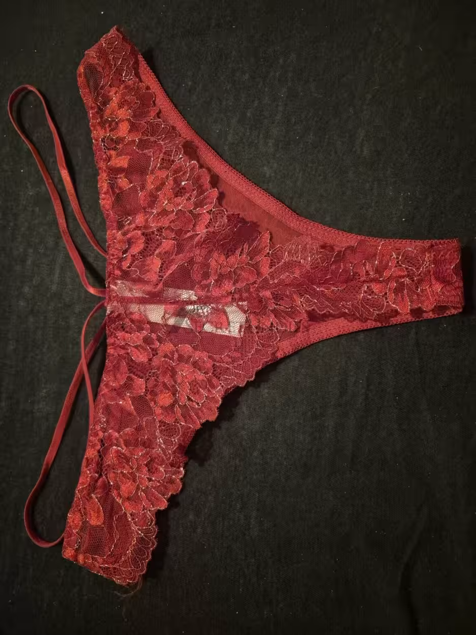 Roter sexy Tanga 2 Tage getragen auch bei Mastubation mit Tragespuren