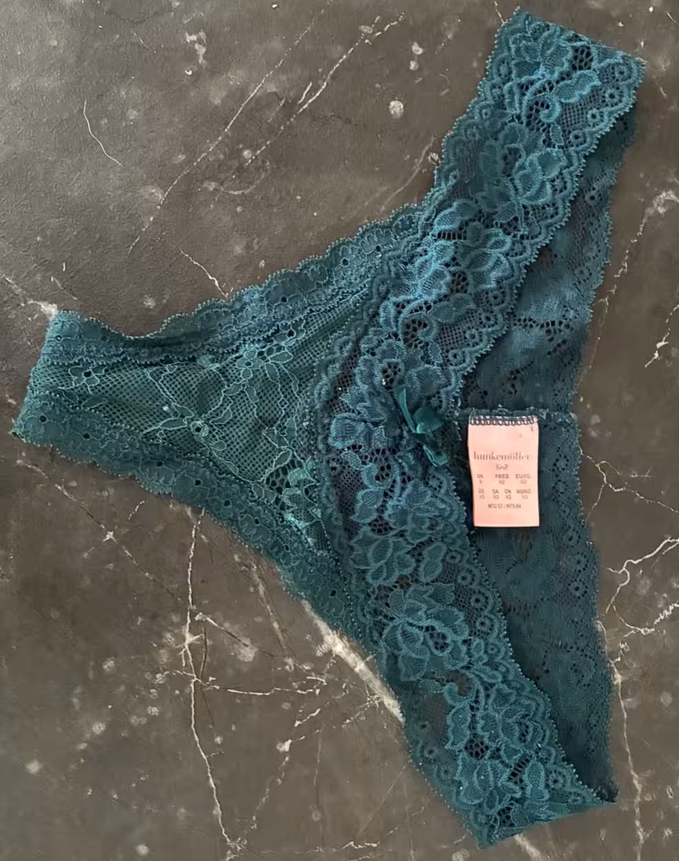 grüner Spitzen Tanga/Hunkemöller – Bild 2