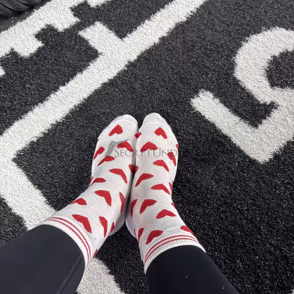 Herz-Design Socken im Gym getragen ❤️🤍 – Bild 2