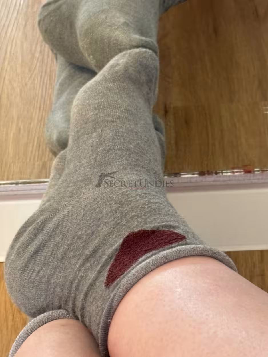 Cozy Hearts - soft weiche graue Socken mit rotem Herz 3 Cozy Hearts - soft weiche graue Socken mit rotem Herz – Bild 3