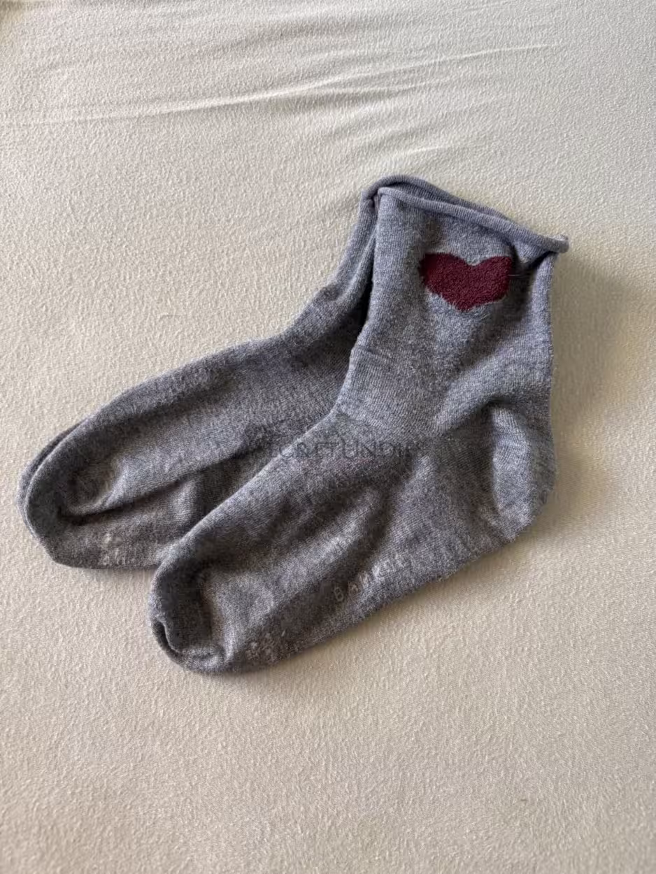 Cozy Hearts - soft weiche graue Socken mit rotem Herz 5 Cozy Hearts - soft weiche graue Socken mit rotem Herz – Bild 5