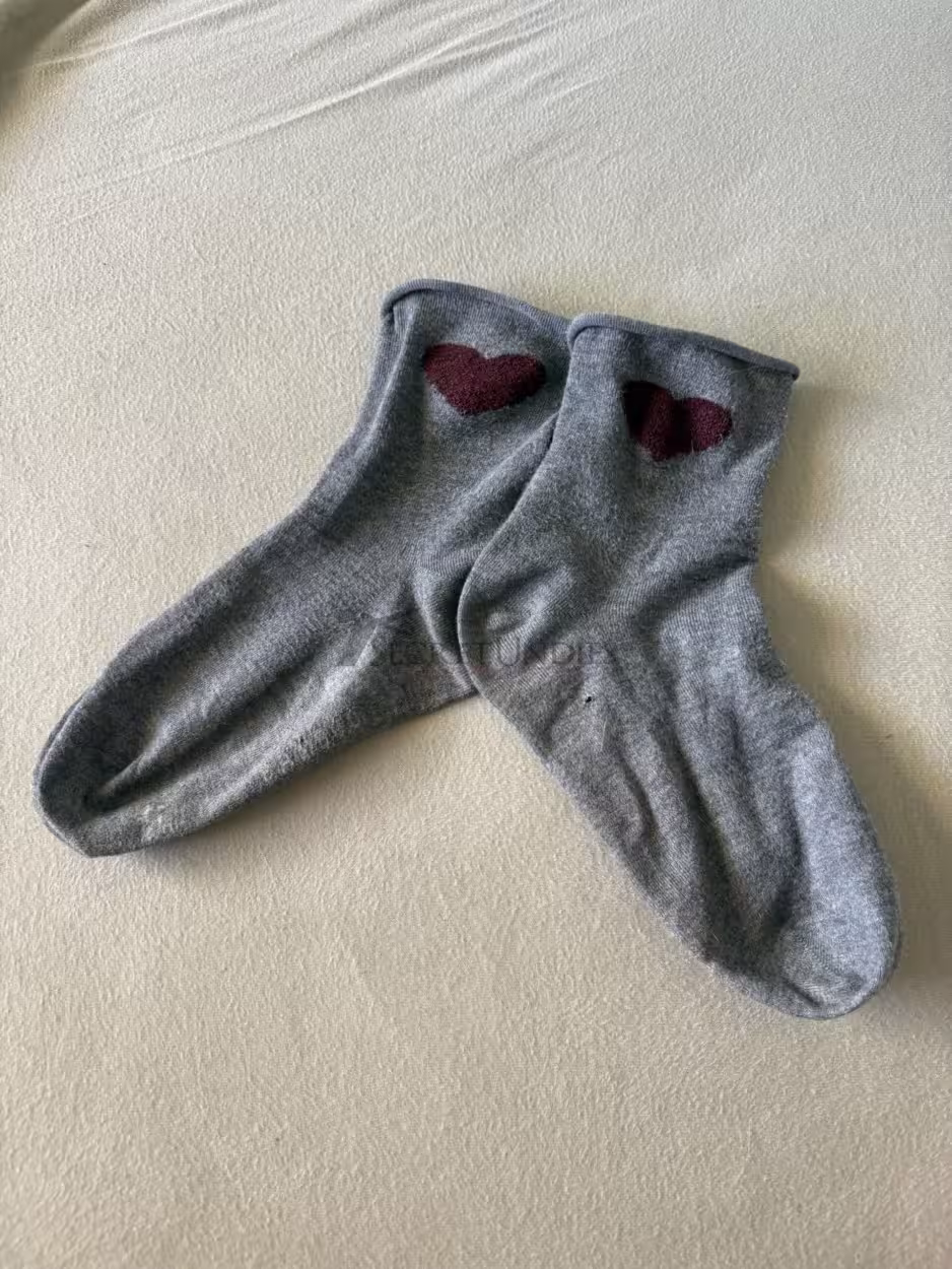 Cozy Hearts - soft weiche graue Socken mit rotem Herz 6 Cozy Hearts - soft weiche graue Socken mit rotem Herz – Bild 6